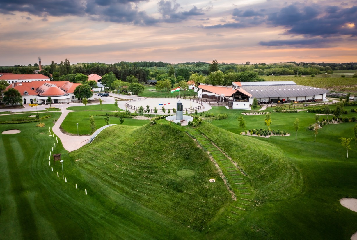 Magyar Borok Katedrálisa külső hátulról